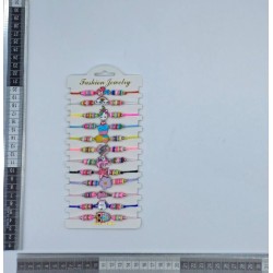 pulsera de hilo variedad de colores y surtida con dijes metálicos C/12 K-122