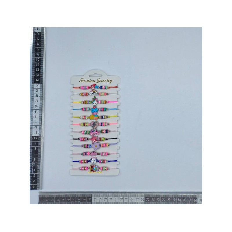 pulsera de hilo variedad de colores y surtida con dijes metálicos C/12 K-122